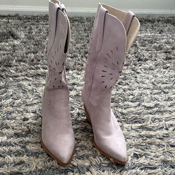 Elegant Light Lavender Heeled Boots, Size 6 - Picture 3 of 11